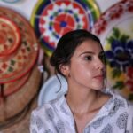 Mulher a olhar para o lado