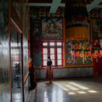 Um monge dentro de um mosteiro e templo budista