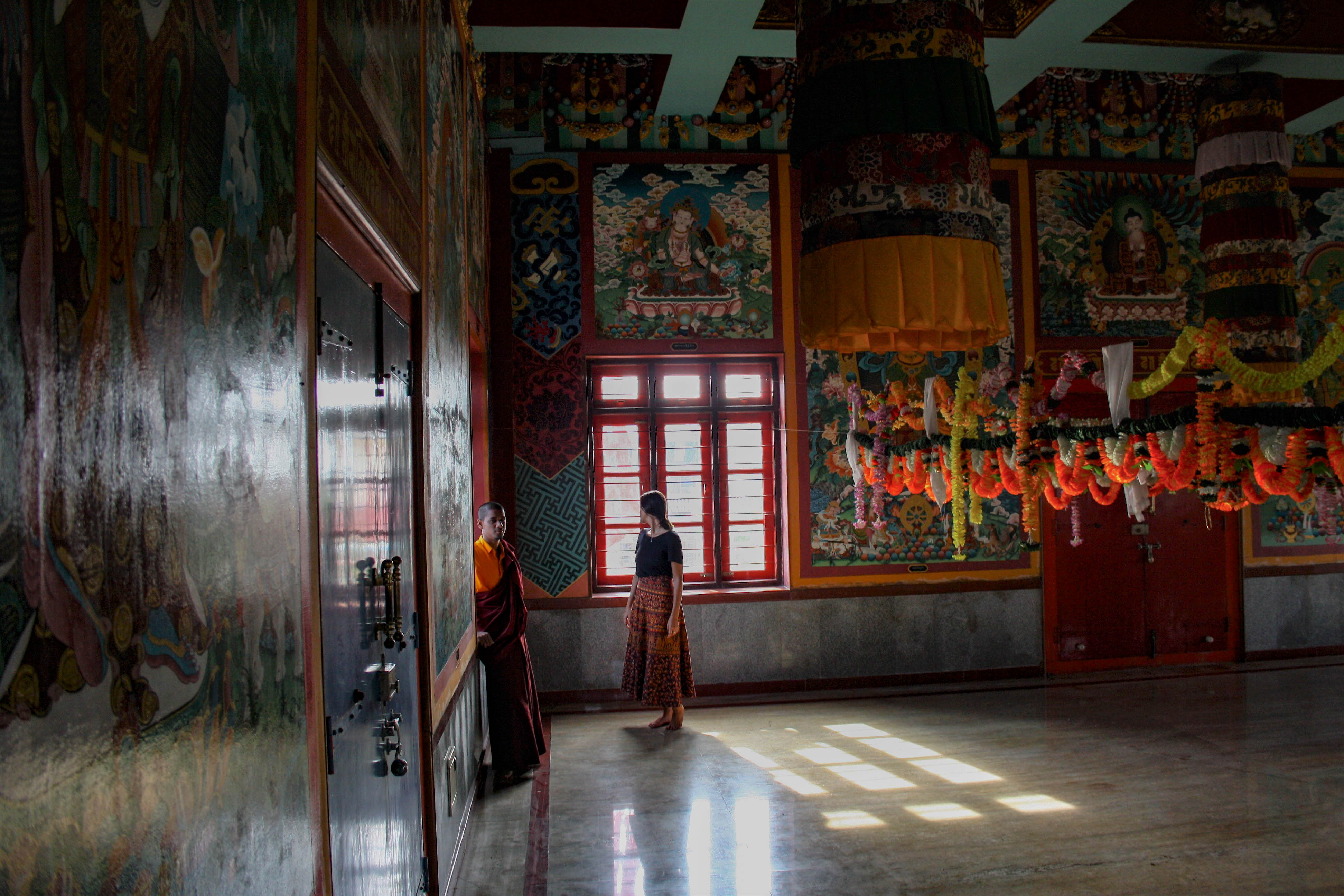 Um monge dentro de um mosteiro e templo budista