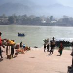 Um grupo de pessoas perto do Rio Ganges na Índia