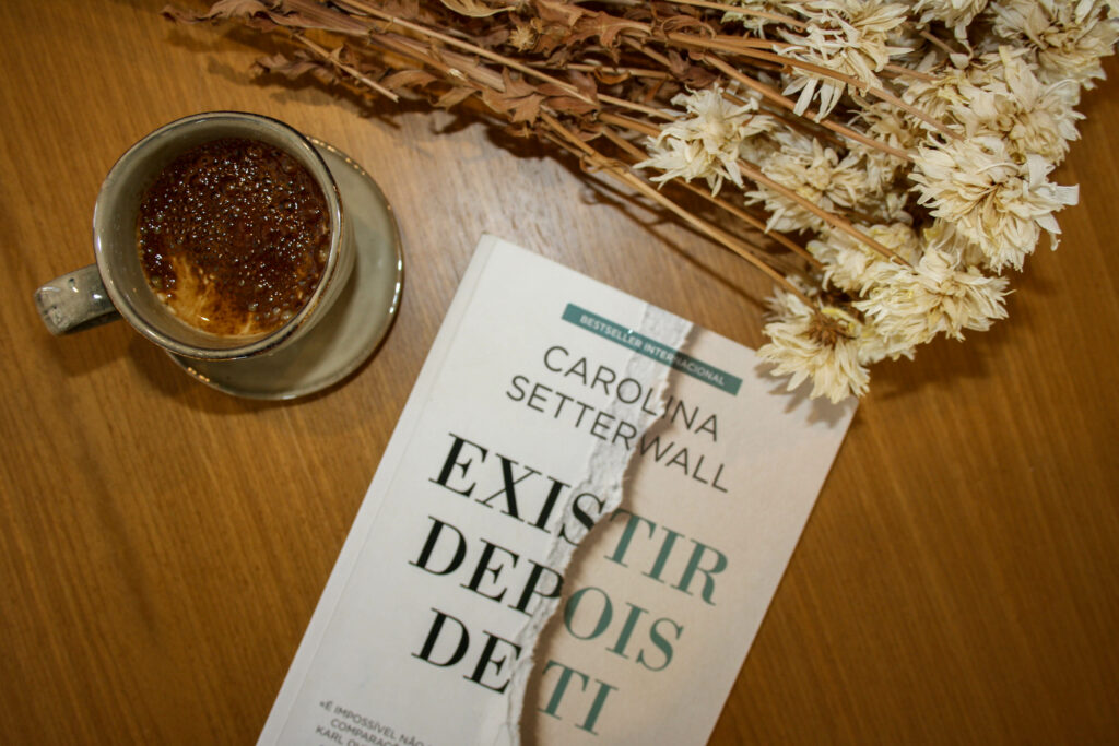 Uma fotografia do livro da escritora Carolina Setterwall Existir Depois de Ti.