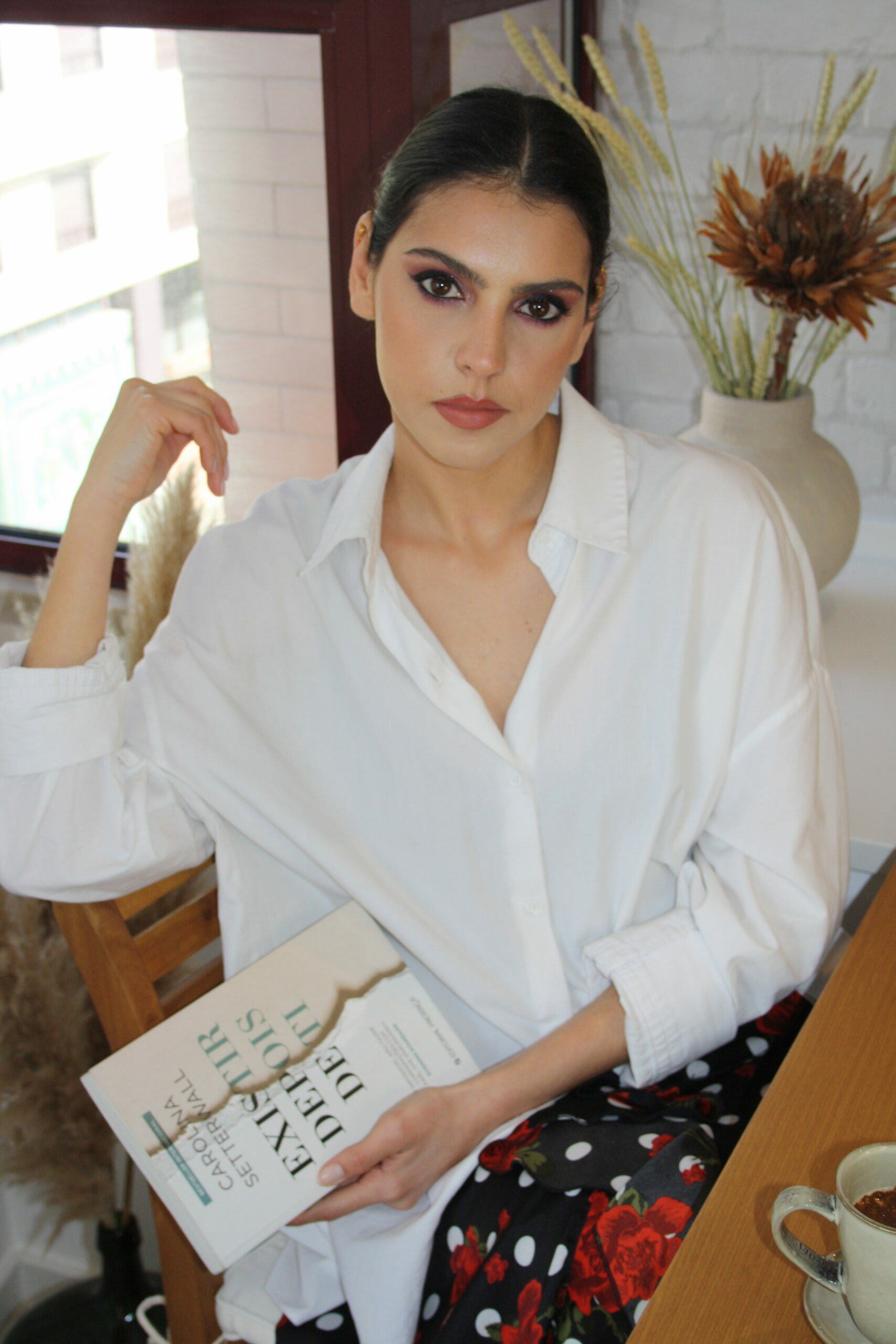 Rapariga com livro na mão