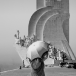 Uma mulher com um guarda chuva em Portugal