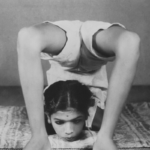 Uma criança a praticar yoga