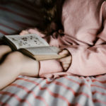 Uma criança lê um livro