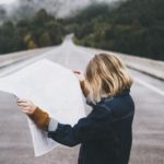 Uma mulher lê um mapa