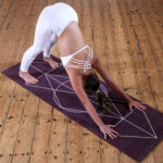 Uma mulher a fazer yoga, downward dog